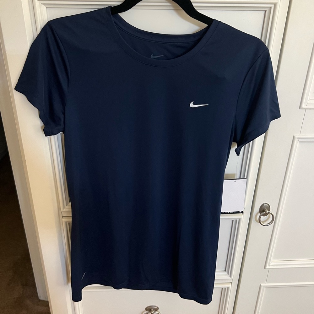 NWT WOMENS Dri-Fit Short Sleeve Tee College Navy
MEDIUM